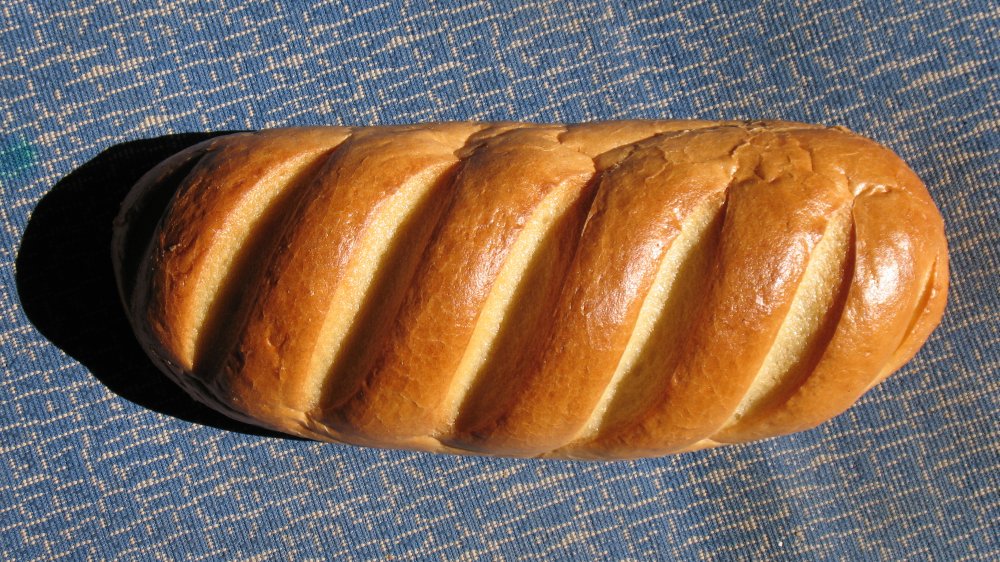 Батон хлеба сверху