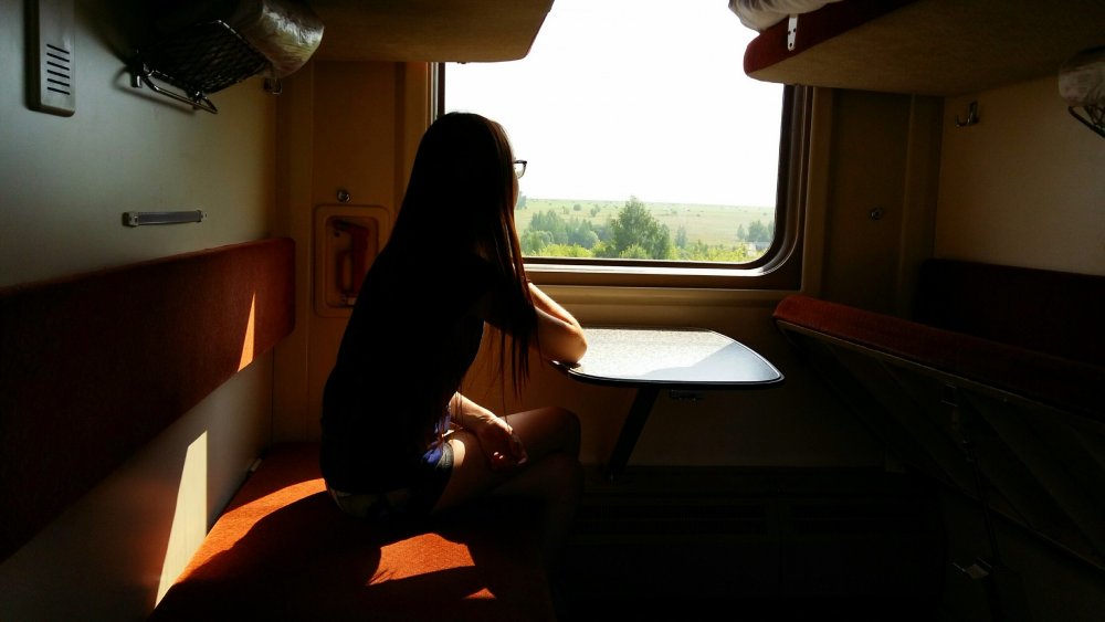 Рыжая девушка в поезде