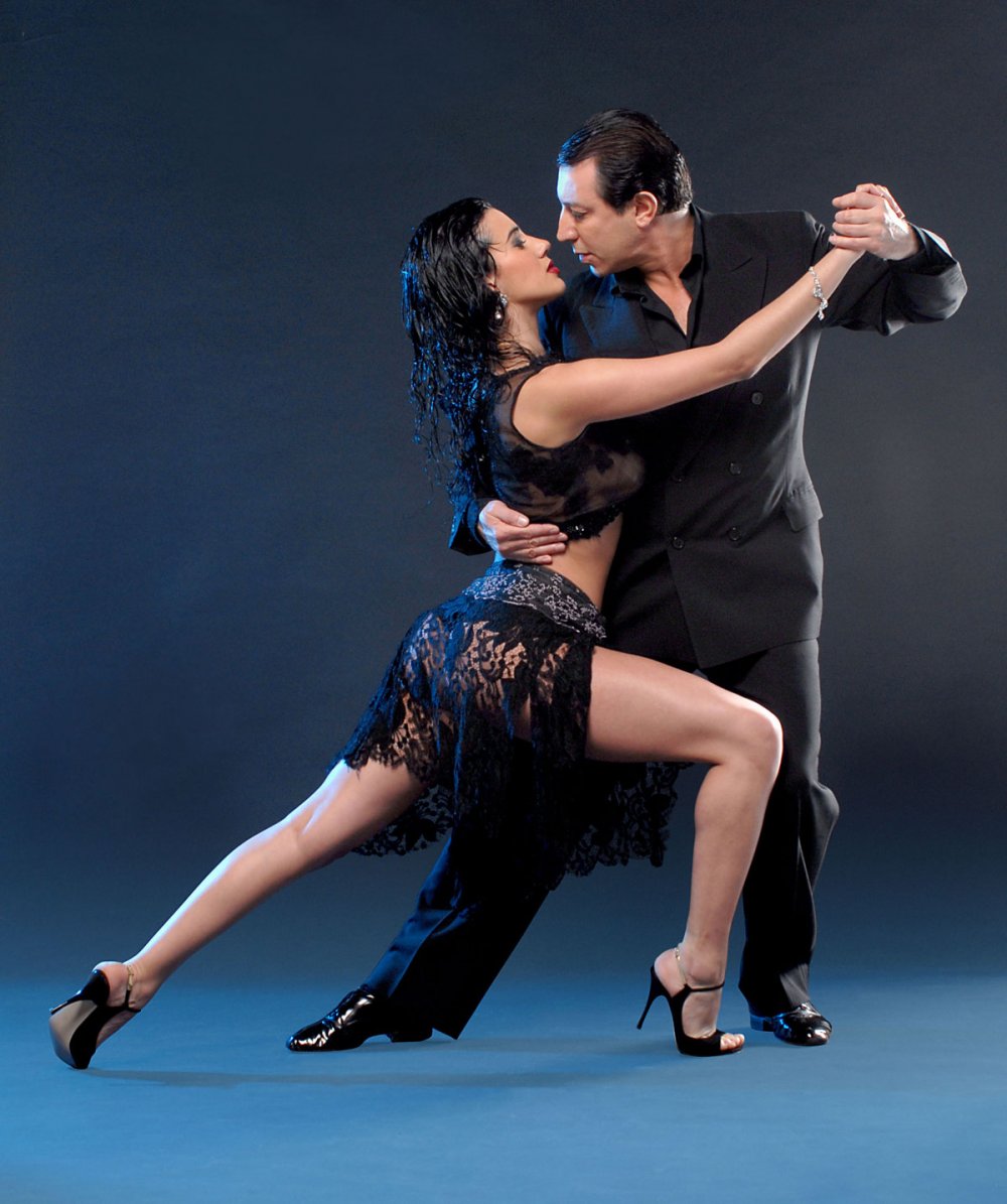 Мигель Анхель Зотто с партнёршей танцуют танго