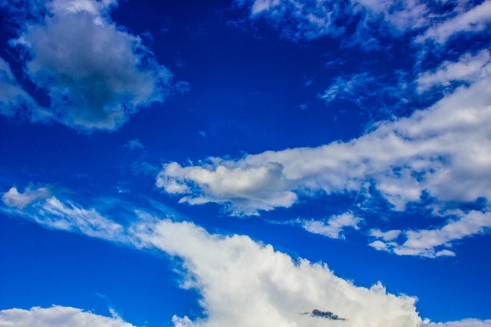 Голубое небо с облаками Зенит