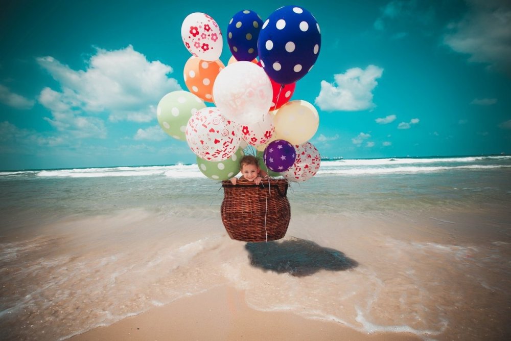 Воздушные шары на фоне моря