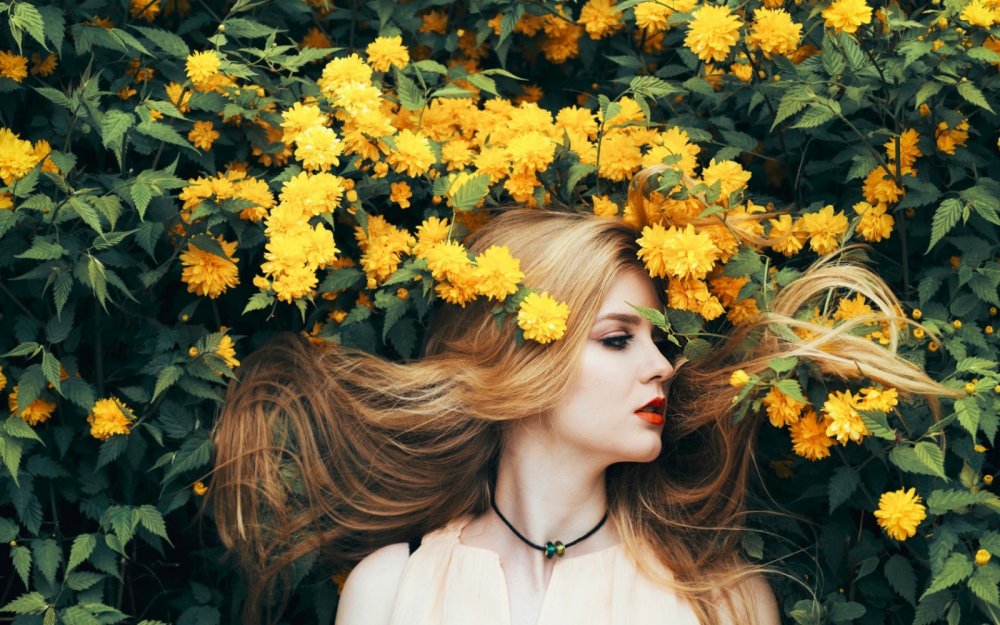 Девушка с желтыми цветами