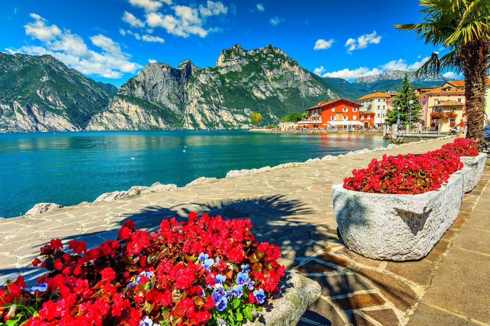 Набережная озера и гор Италия