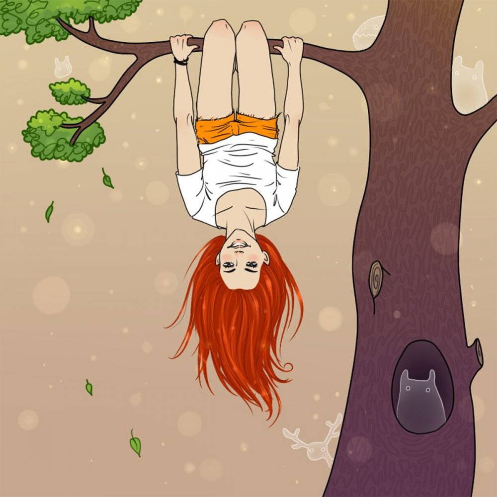 Девушка висит на дереве