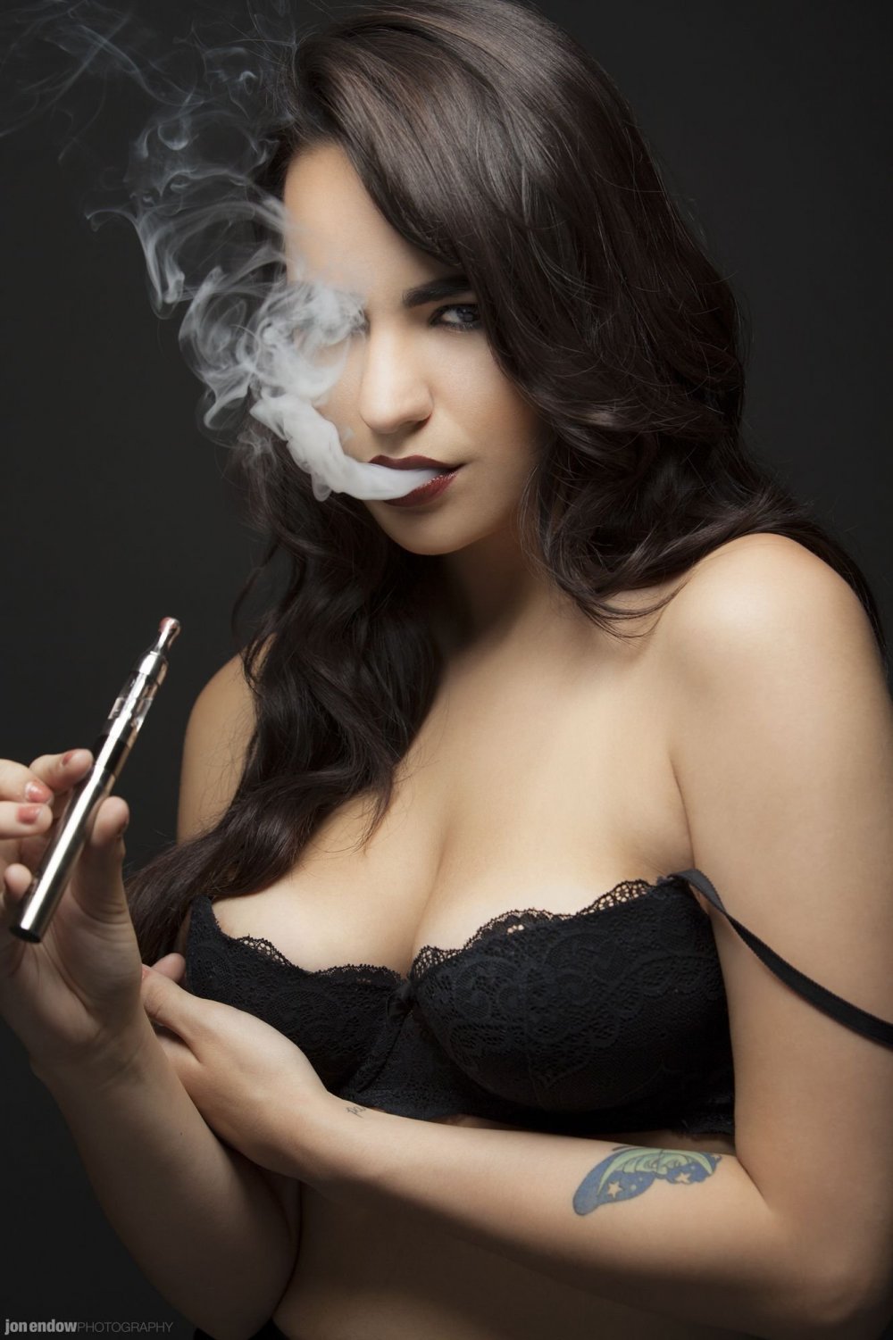 Девушка с электронной сигаретой