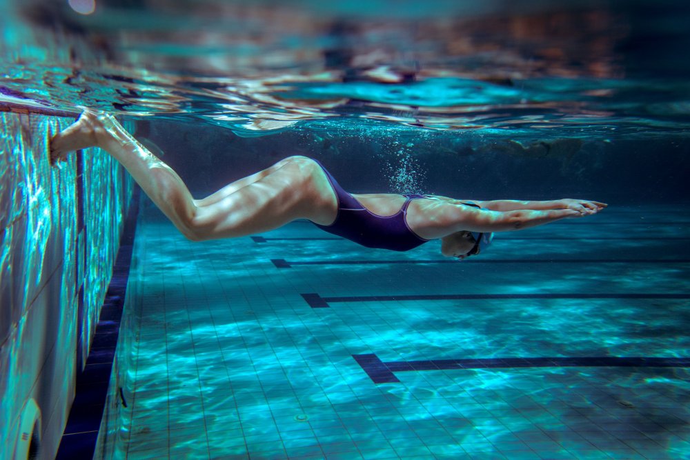 Упражнения в бассейне с доской