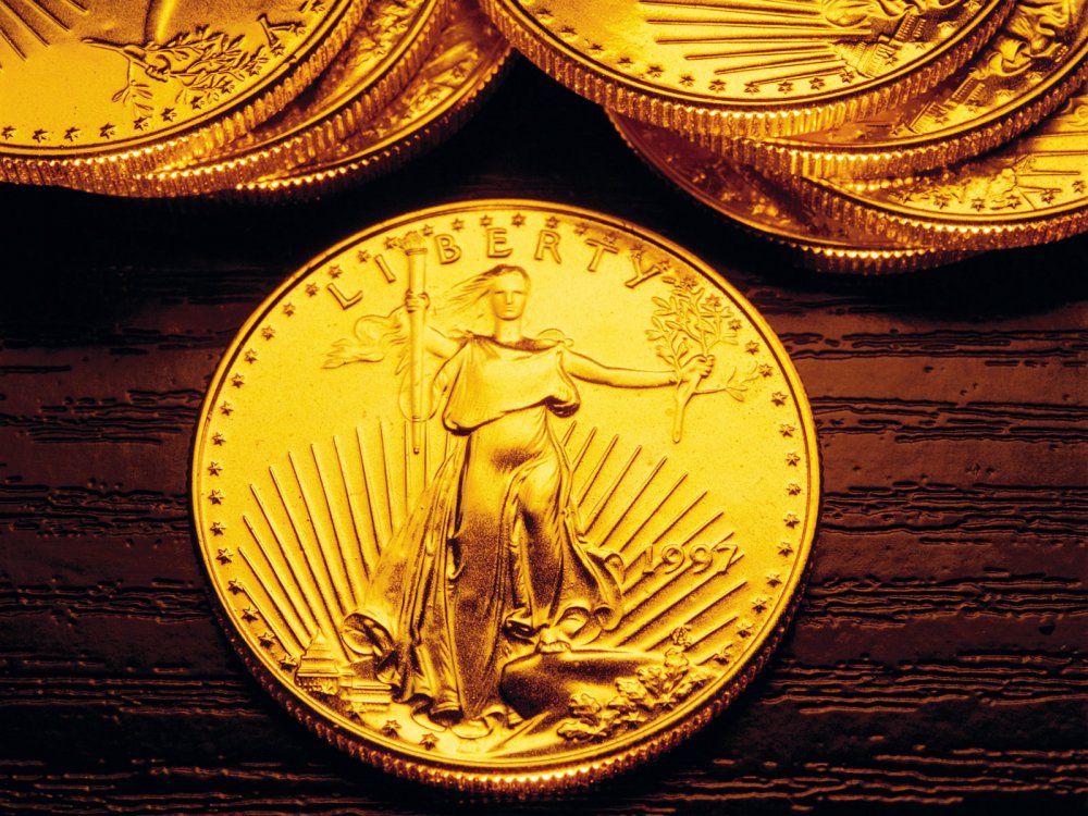Золотые монеты и купюры
