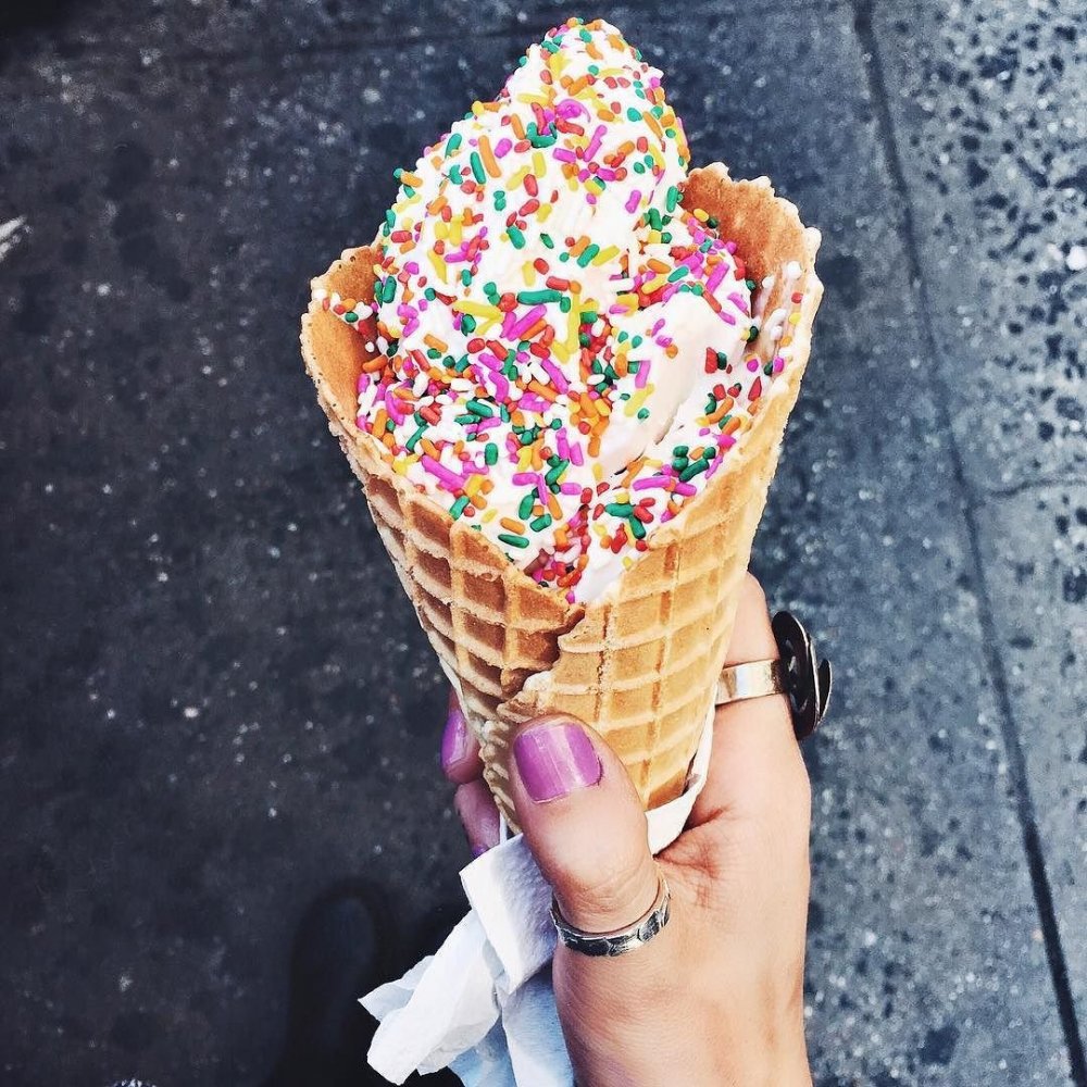 Красивое мороженое в рожке в руке
