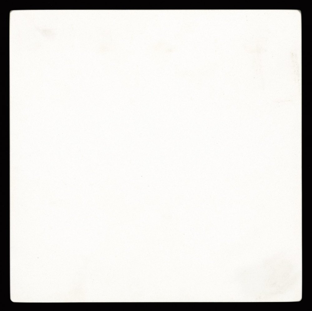 Белый квадрат на белом фоне