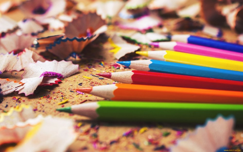 Разбросанные цветные карандаши