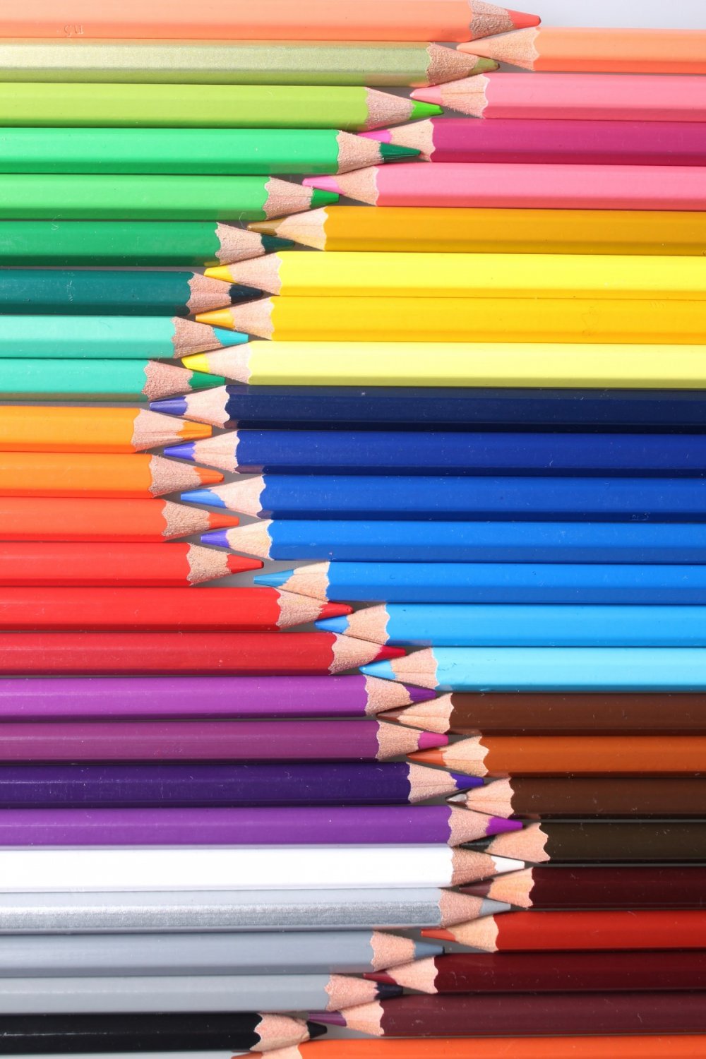 Цветные карандаши на черном фоне