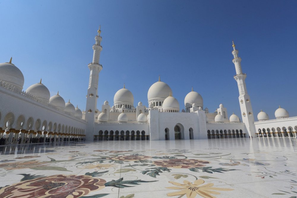 Мечеть шейха Зайда Абу-Даби. Туристы