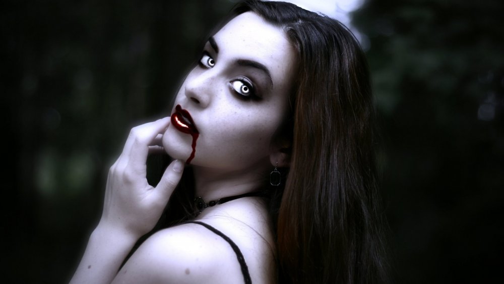 Девушка вампир
