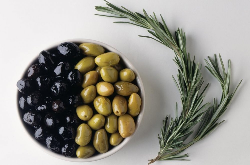 Тарелка с оливками