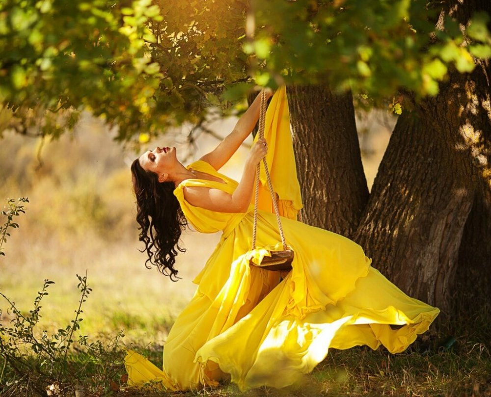 Жёлтое платье для женщины