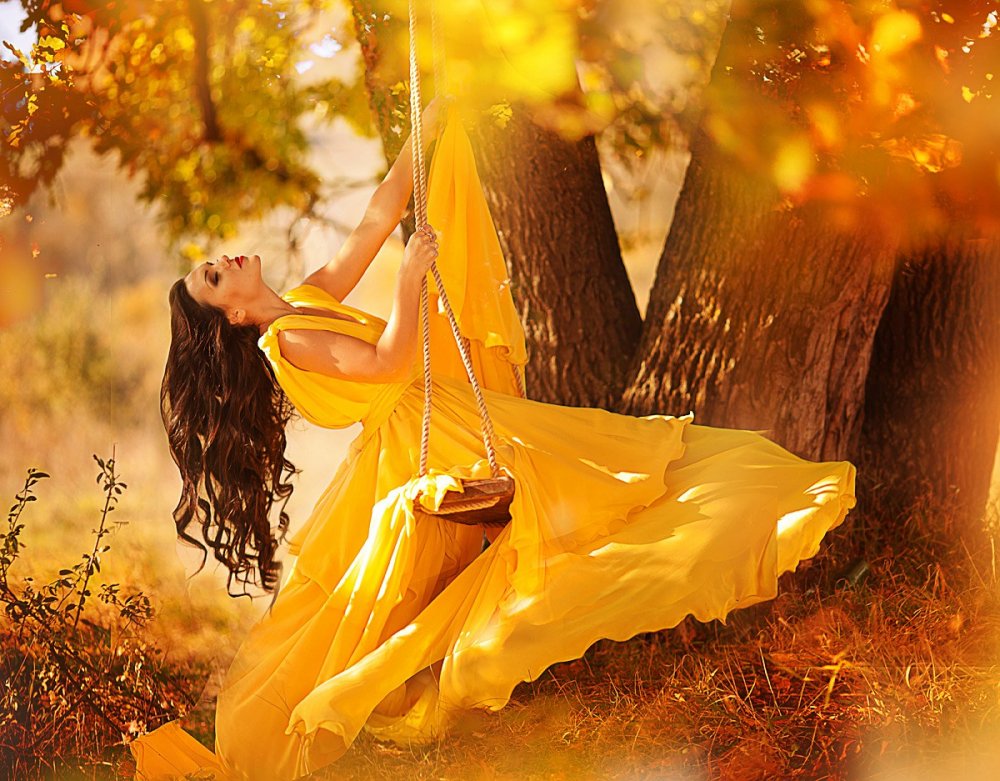 Девушка осень в желтом