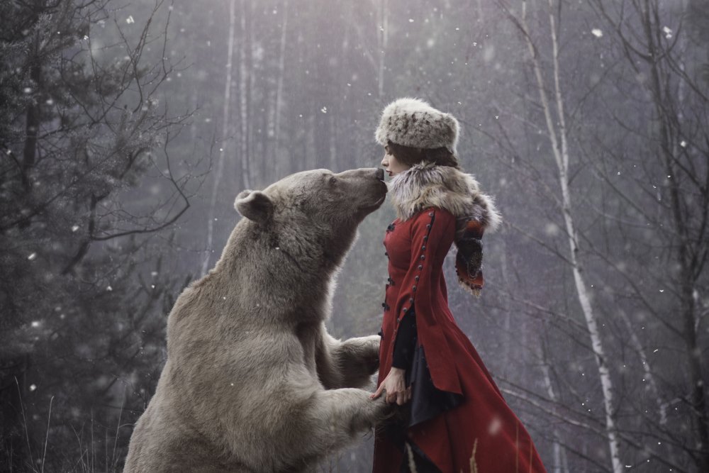 Фотограф Маргарита Карева с медведем