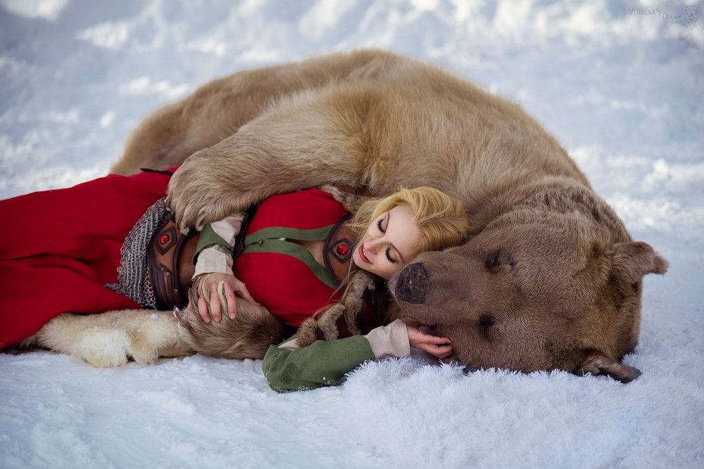 Ласковый медведь и девушка