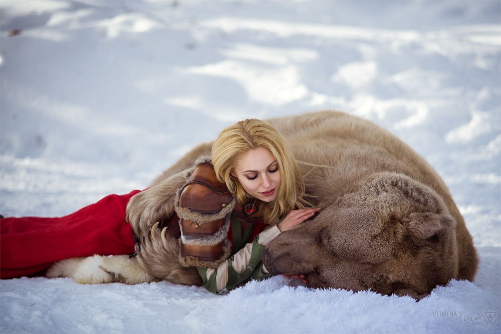 Девушка и медведь зимой