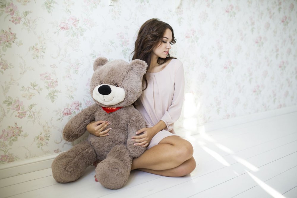 Девушка с плюшевым медведем