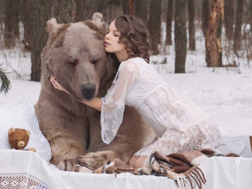 Медведь Степан и фотомодели