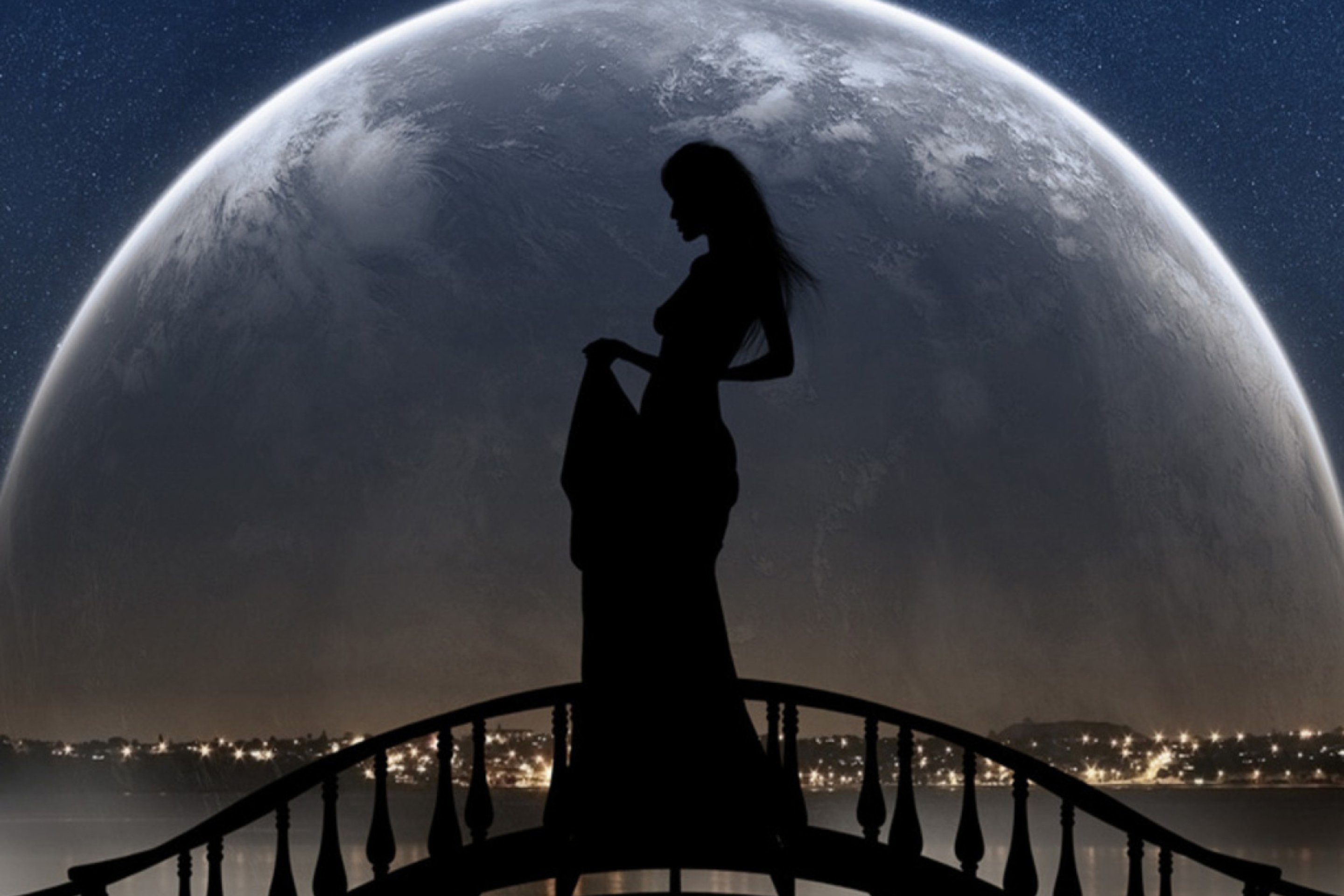 Посмотри на луну на улице великолепно. Девушка-Луна. Красивая ночь. Женщина на фоне Луны. Девушка под луной.