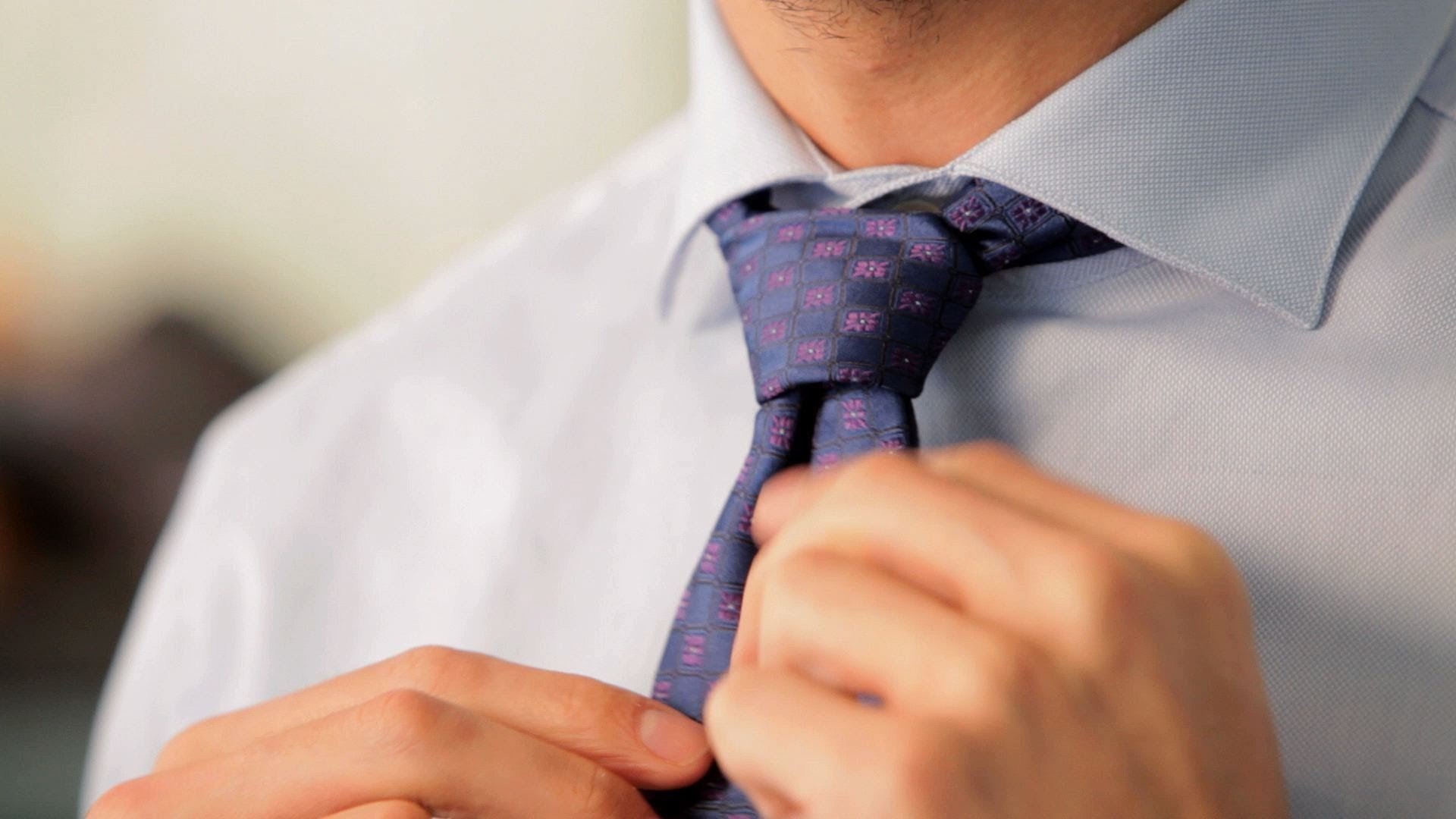Галстук перевод. Галстук. Галстук мужской. Ослабленный галстук. Мужчина в галстуке.
