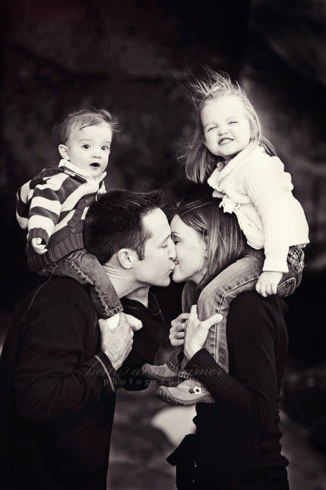 Фото мама папа и сын. Семейная фотосессия идеи. Красивые пары с детьми. Фотосессия с двумя детьми. Красивые семейные фотосессии.