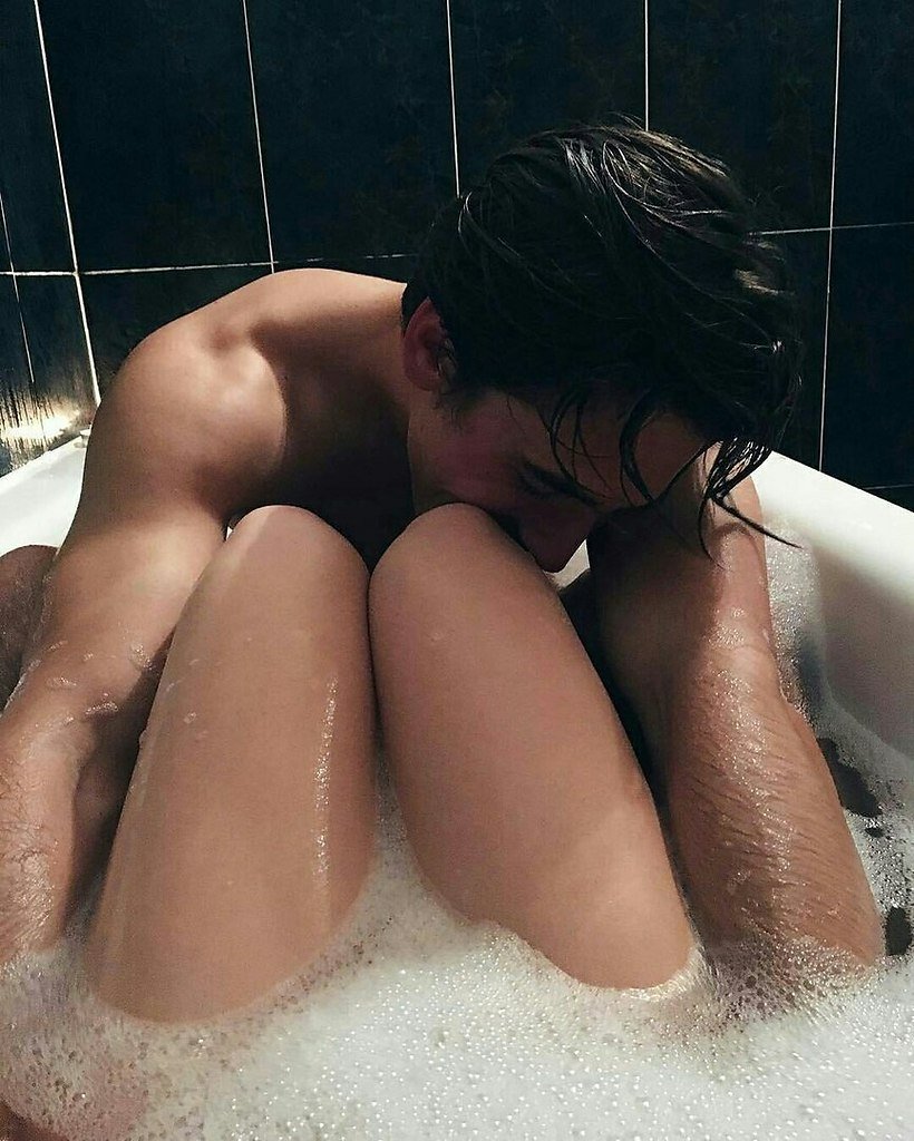 Мужчина и женщина в ванной