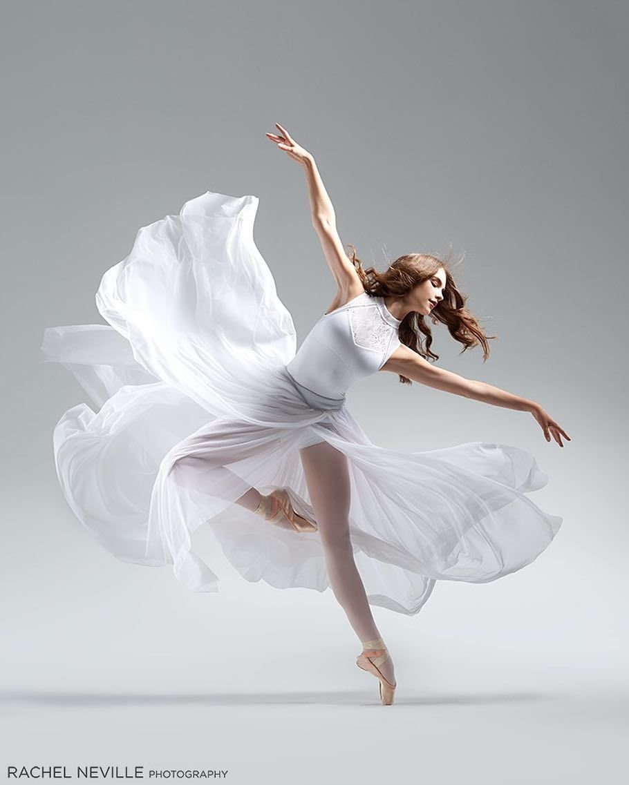 Танцовщица в белом платье