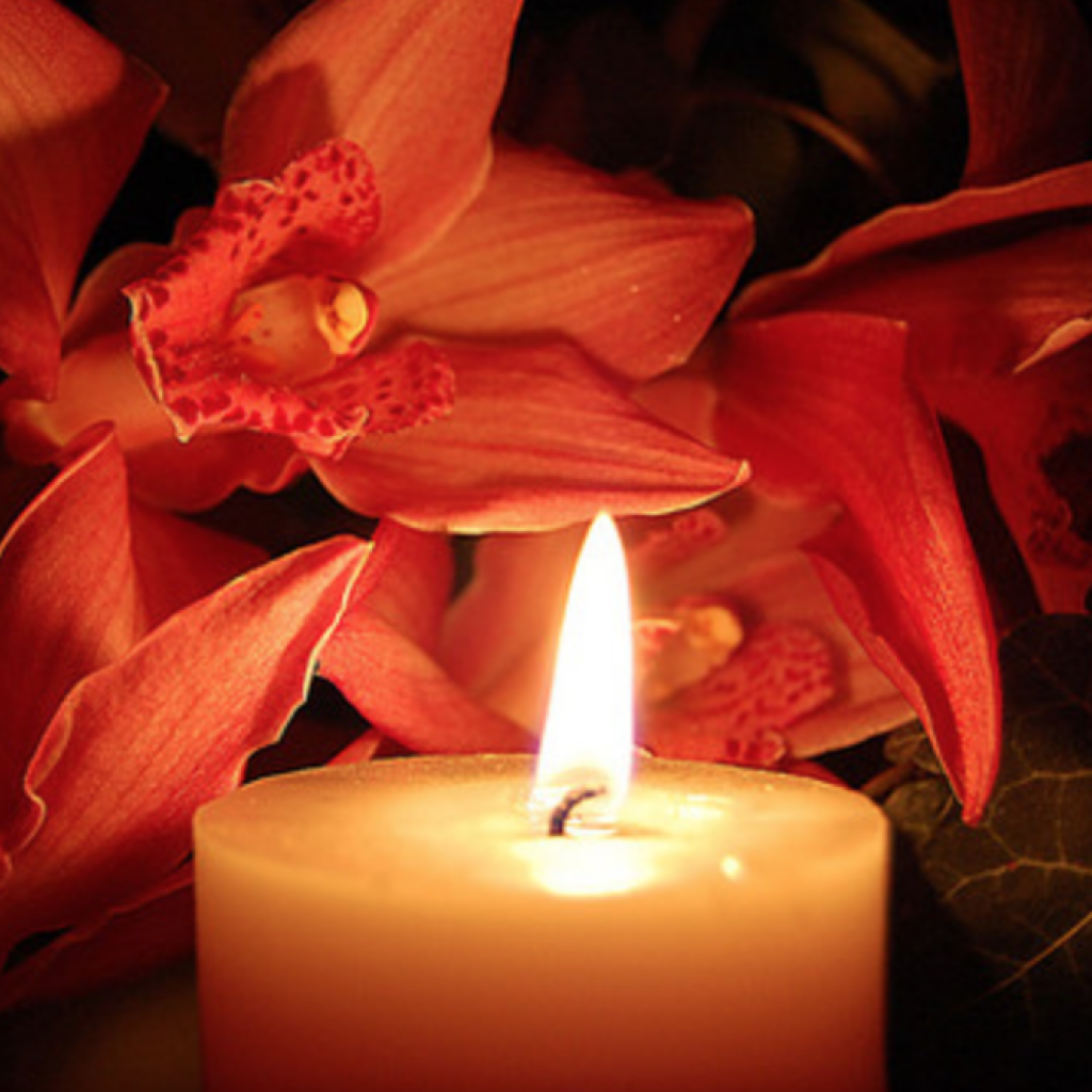 Свеча печали. Свечи горящие цветы. Цветы скорби. Красивые поминальные свечи. Поминальная свеча и цветы.