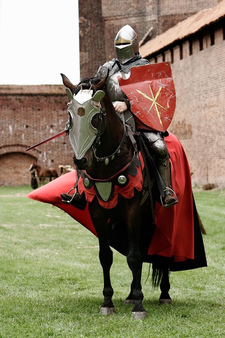 Средневековый рыцарь на коне