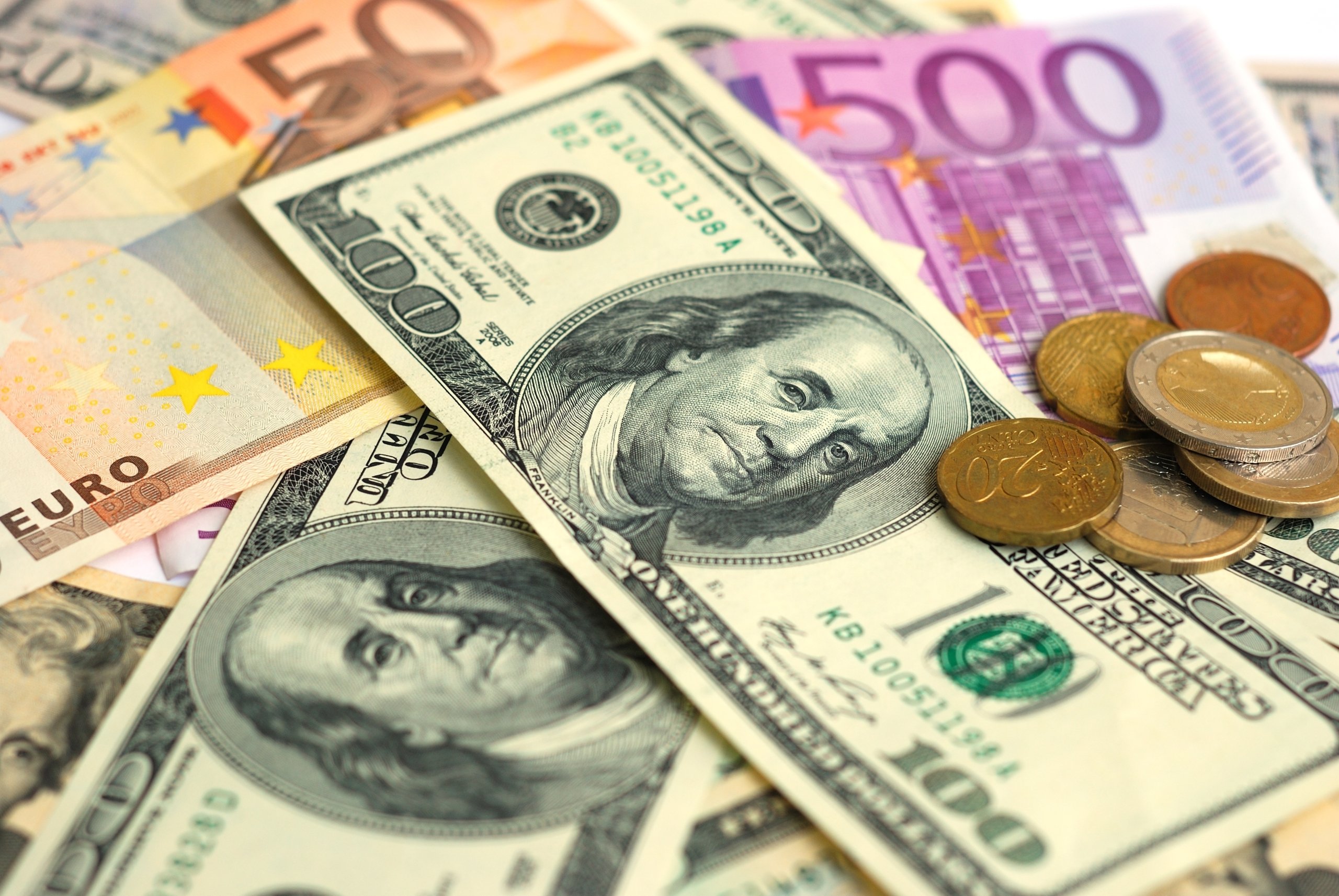 Иностранная валюта евро. Иностранная валюта. Доллар и евро. Доллар фото.