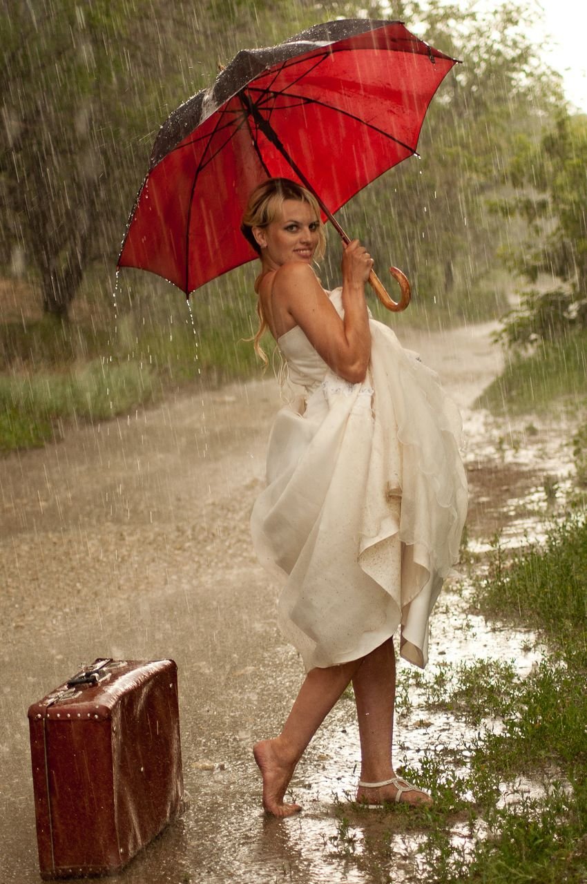 Девушка с зонтом летом