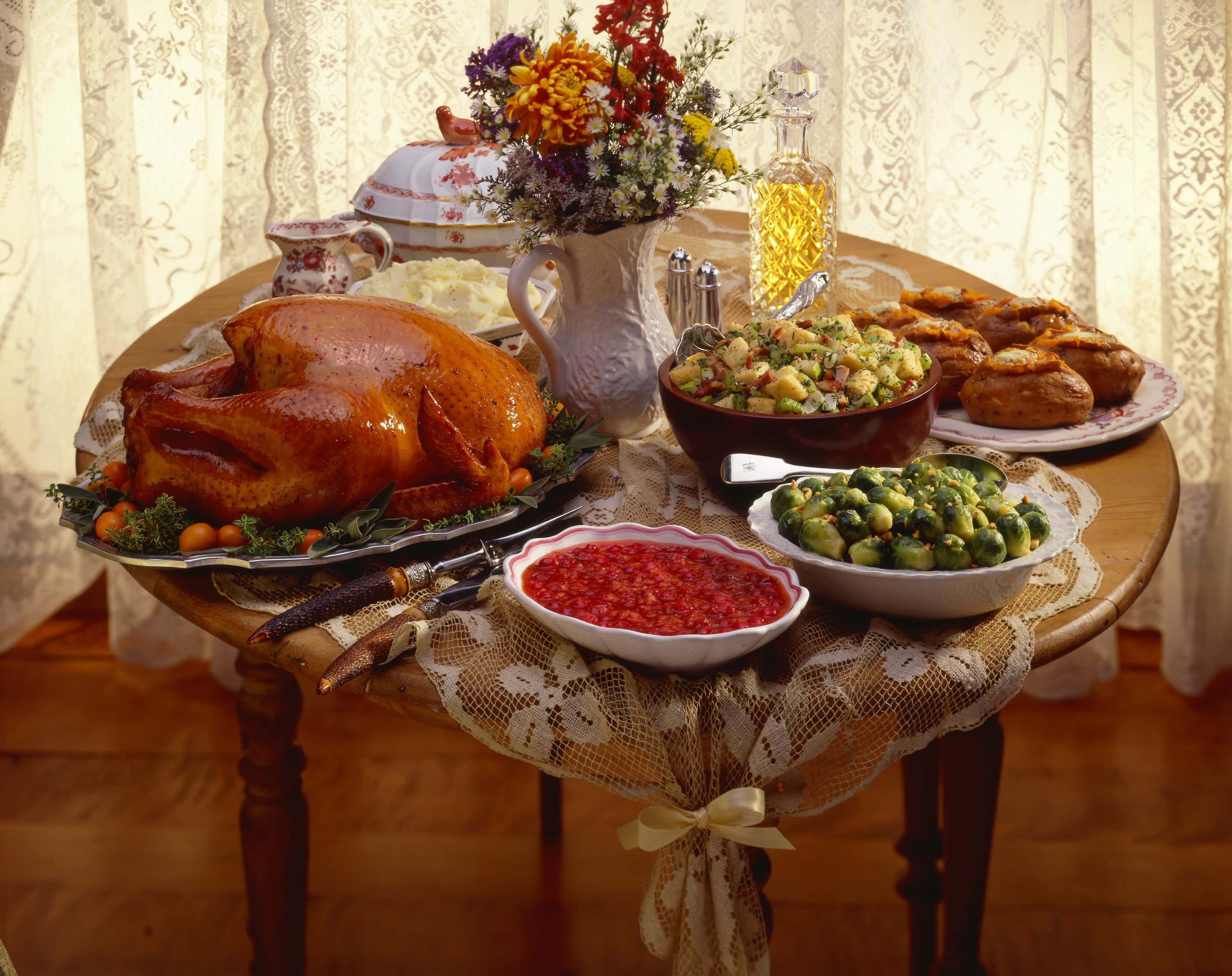 Блюда на домашний стол. Накрытый стол. Красивый праздничный стол. Стол с едой. Красиво накрытый стол.