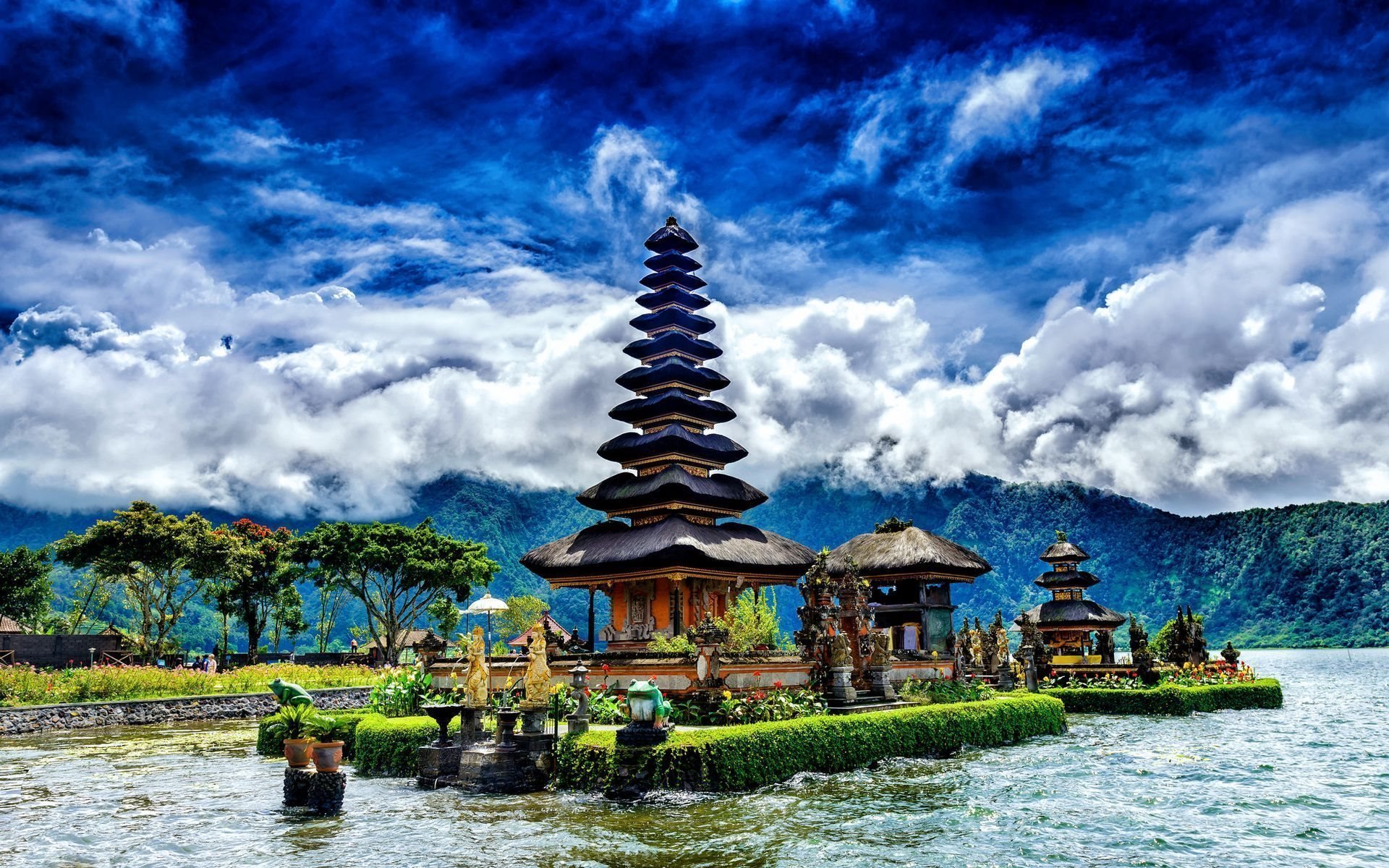 Индонезия. Бедугул храм Бали. Индонезийки на Бали. Остров Бали природа. Бали Индонезия 1600х1200.