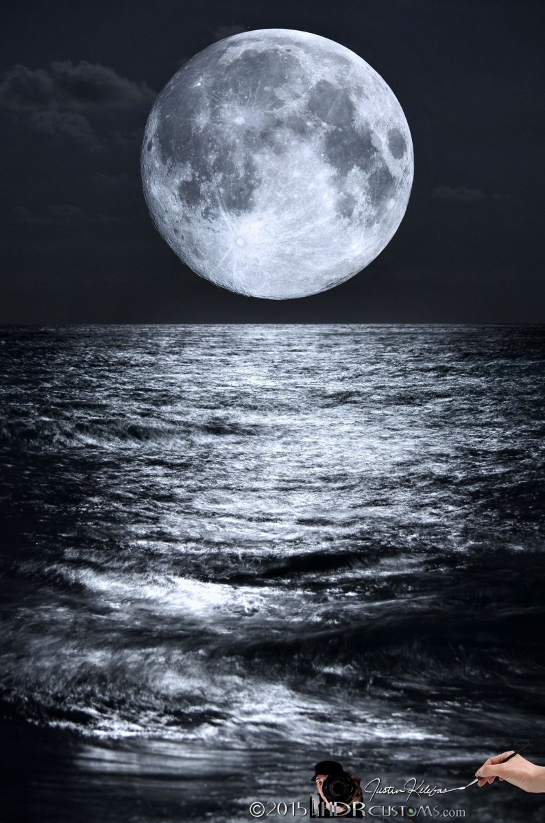 Луна над океаном