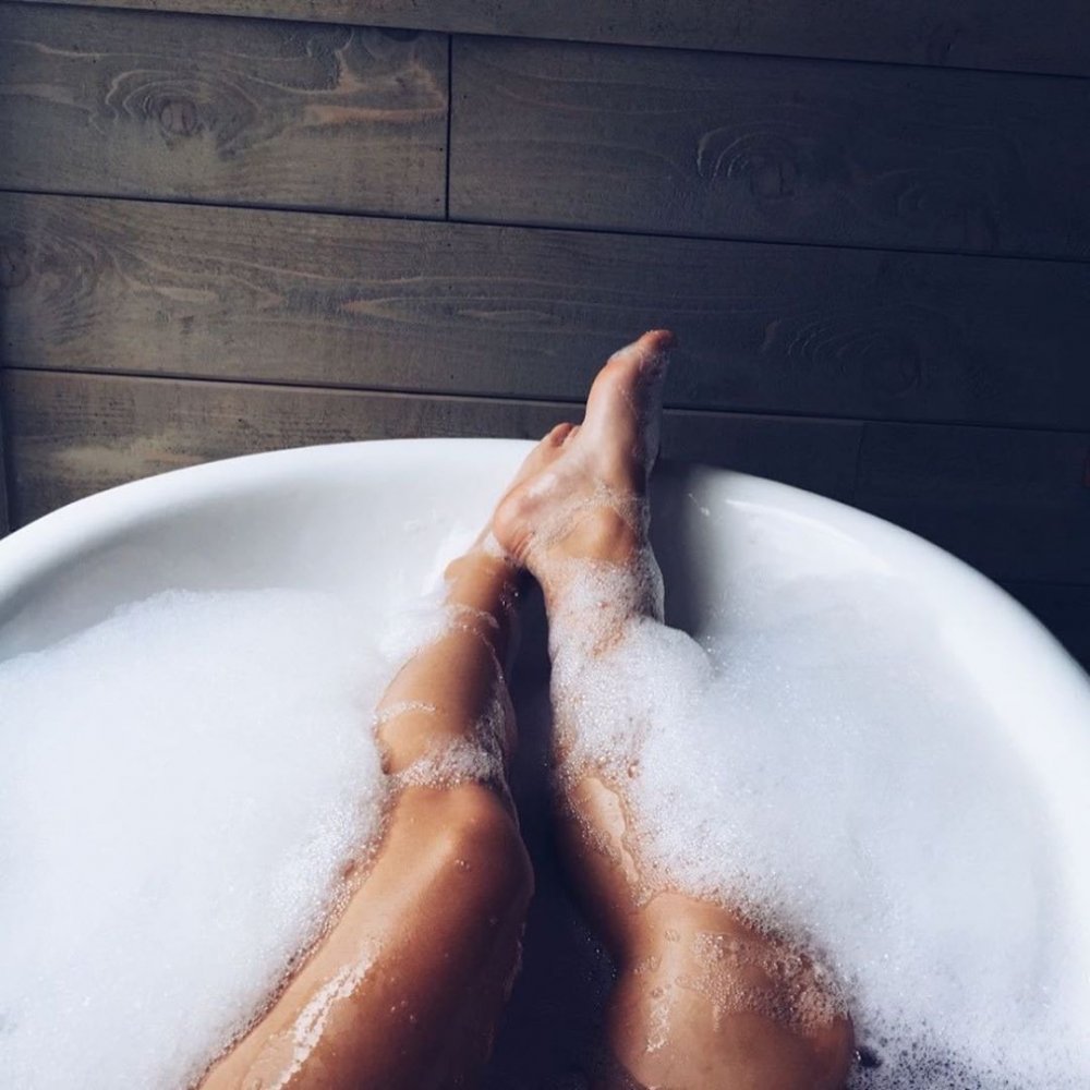 Красивые ноги в ванной