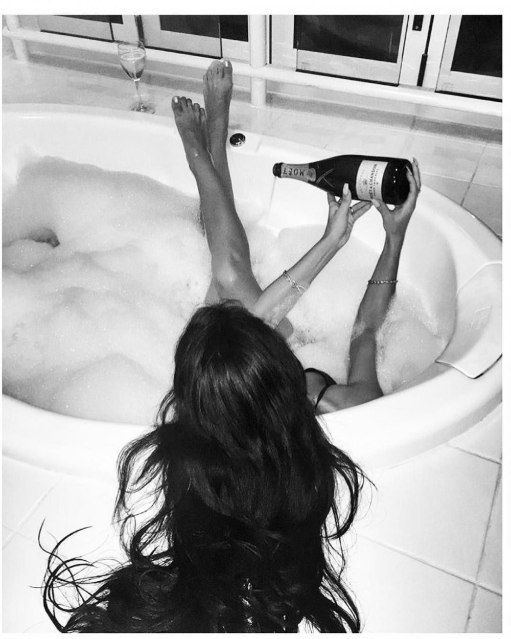 Девушка в ванне с шампанским