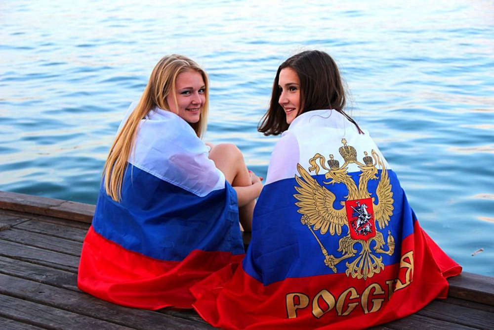 Русские девушки с флагом России
