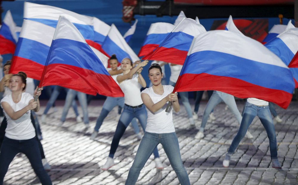 Люди с российским флагом