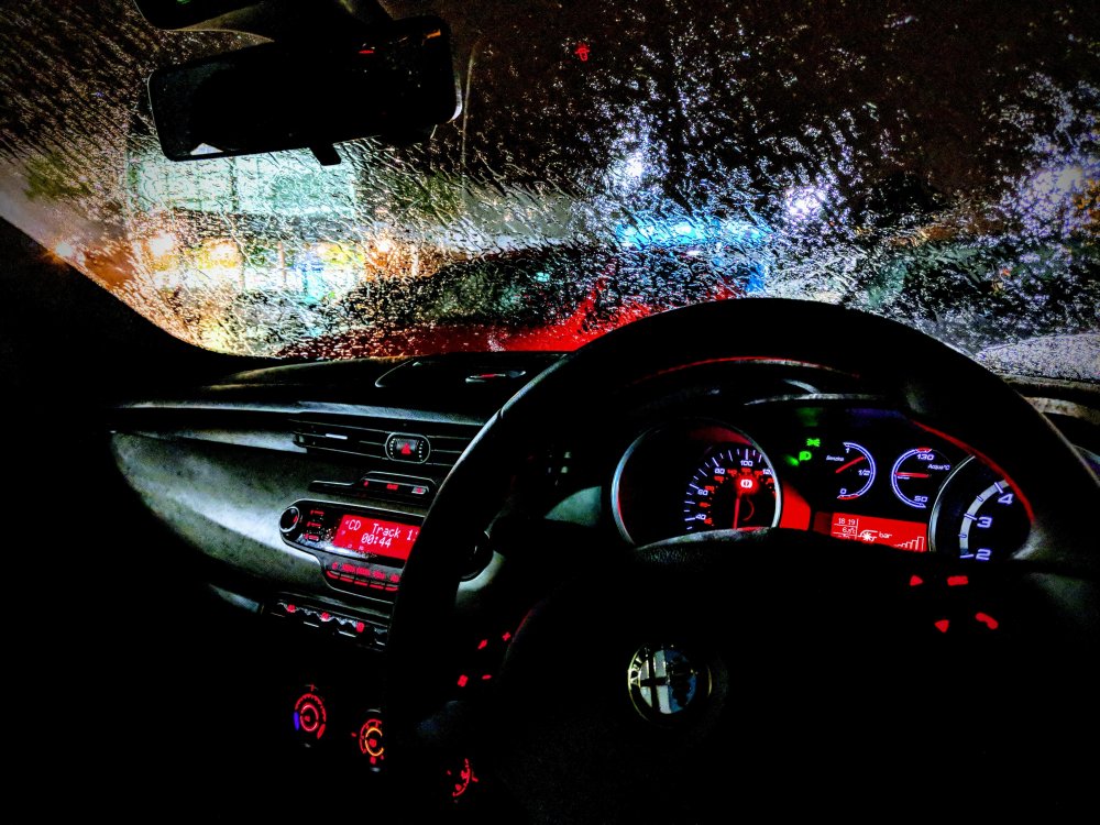 Машина изнутри ночью