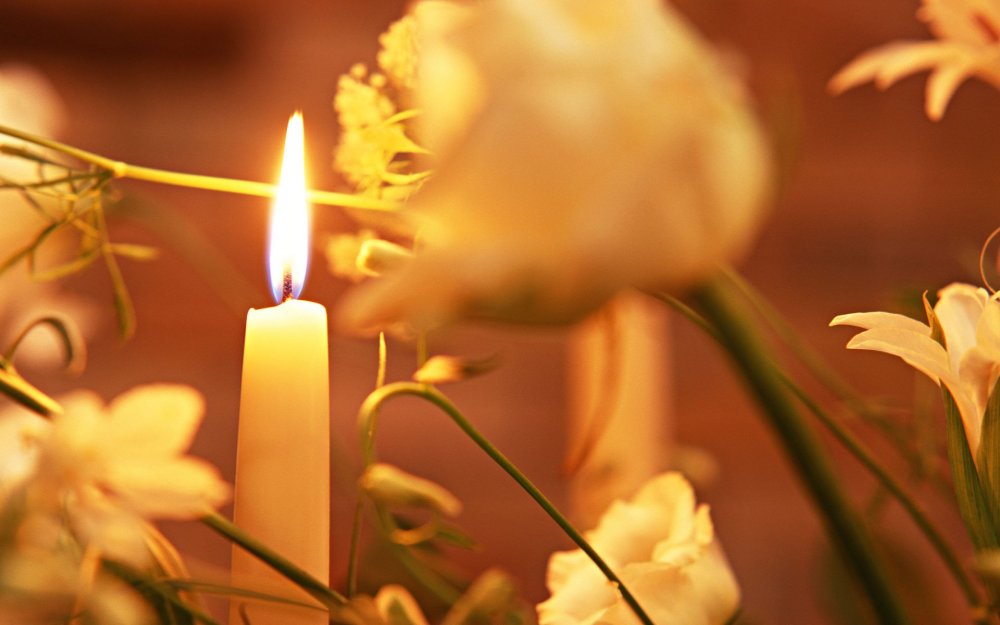 Свечи и цветы