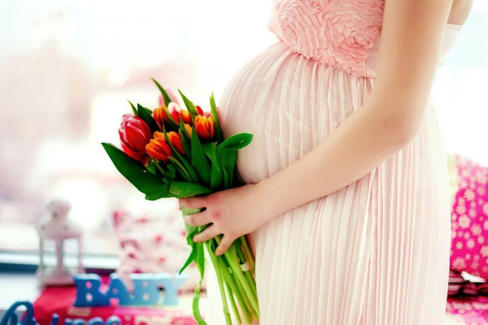 Беременная девушка с цветами