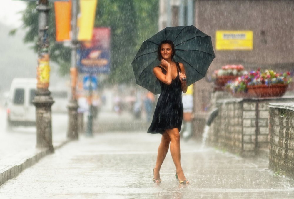 Девушка под дождем в городе