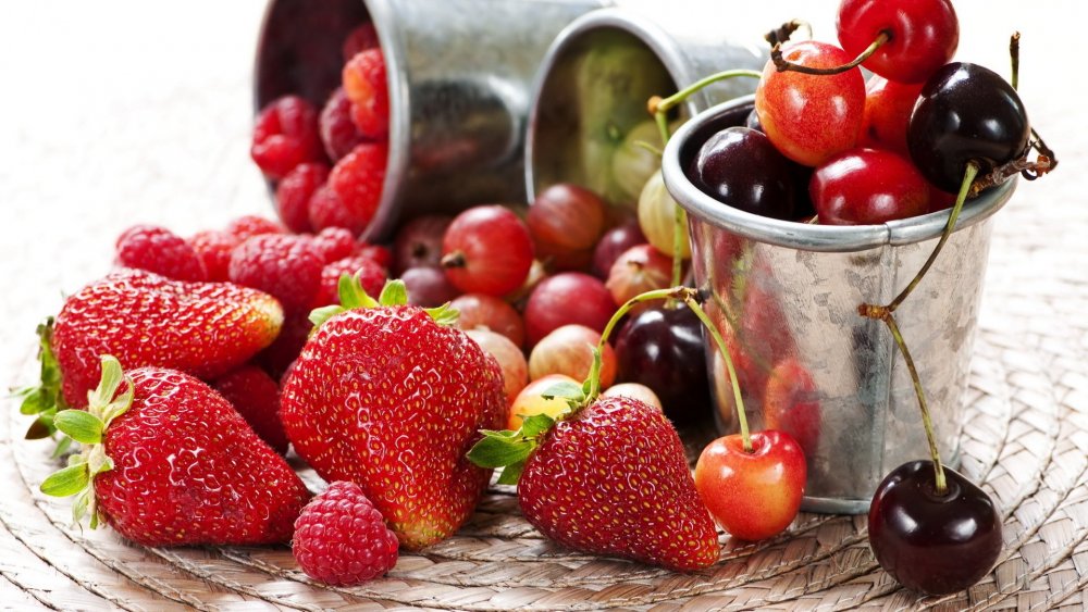 Вкусные фрукты и ягоды