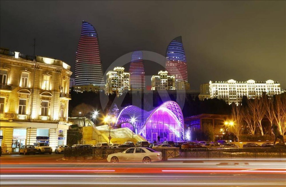 Ночной бульвар Баку
