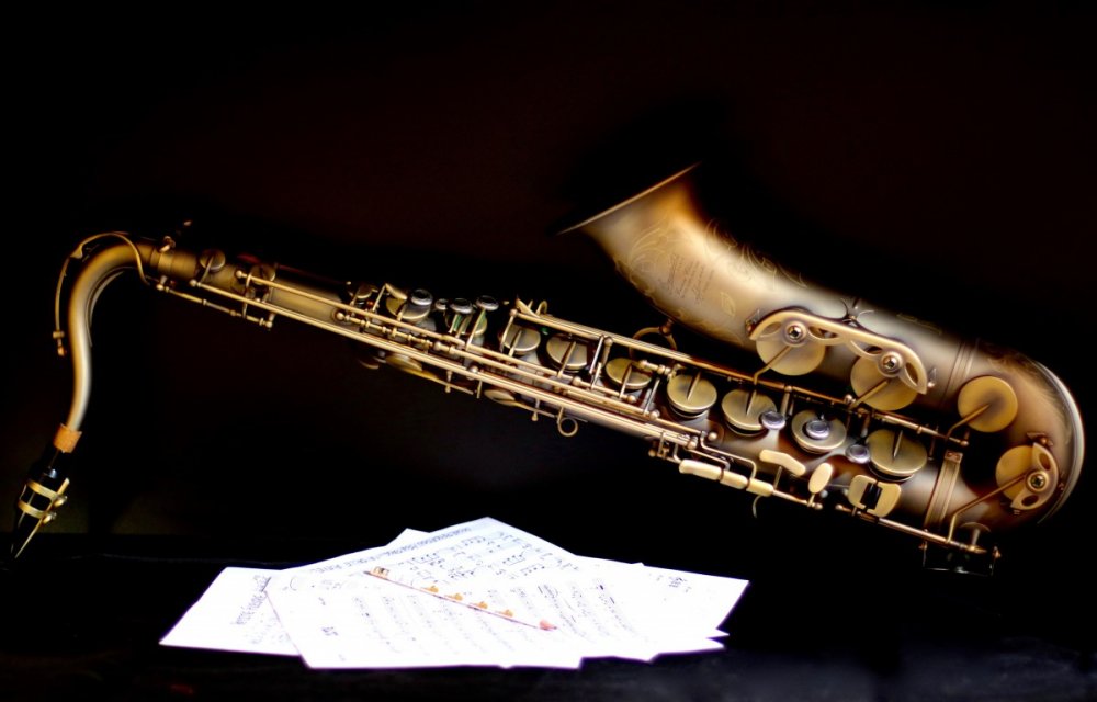 Баритон-саксофон музыкальный инструмент
