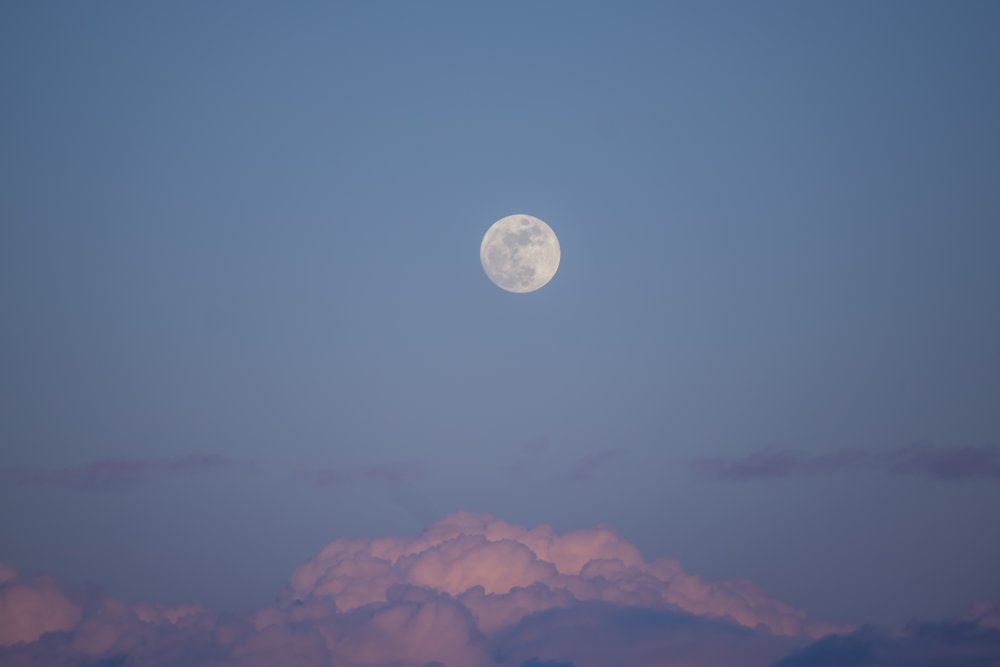 Полная Луна в облаках