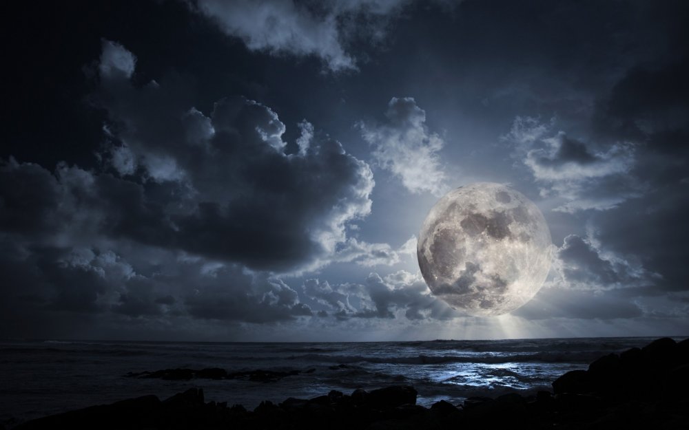 Красивая Луна ночью